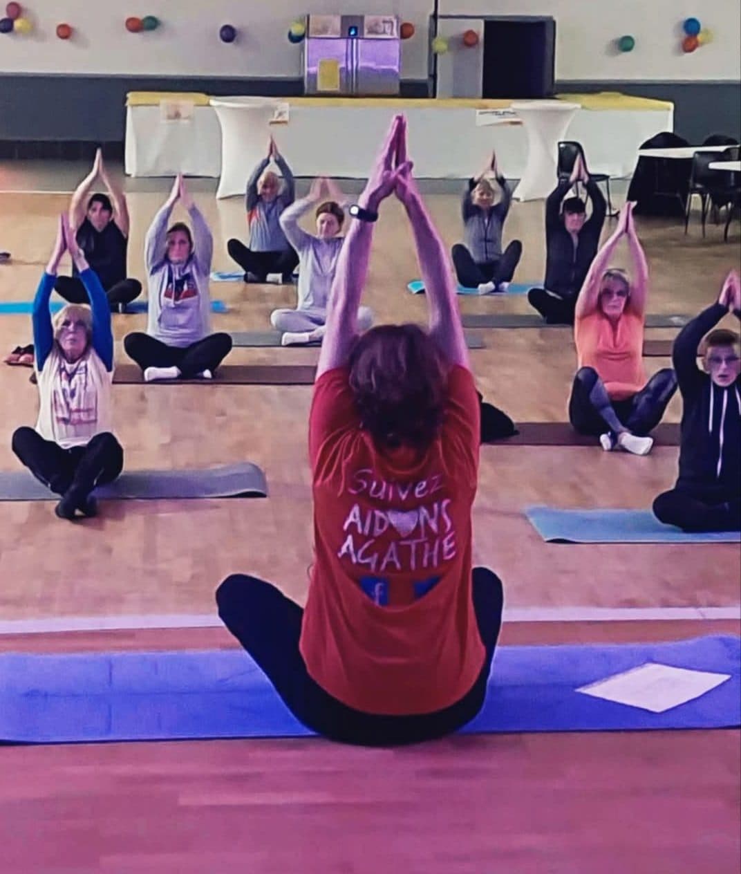 Cours collectif, posture debout bras levés